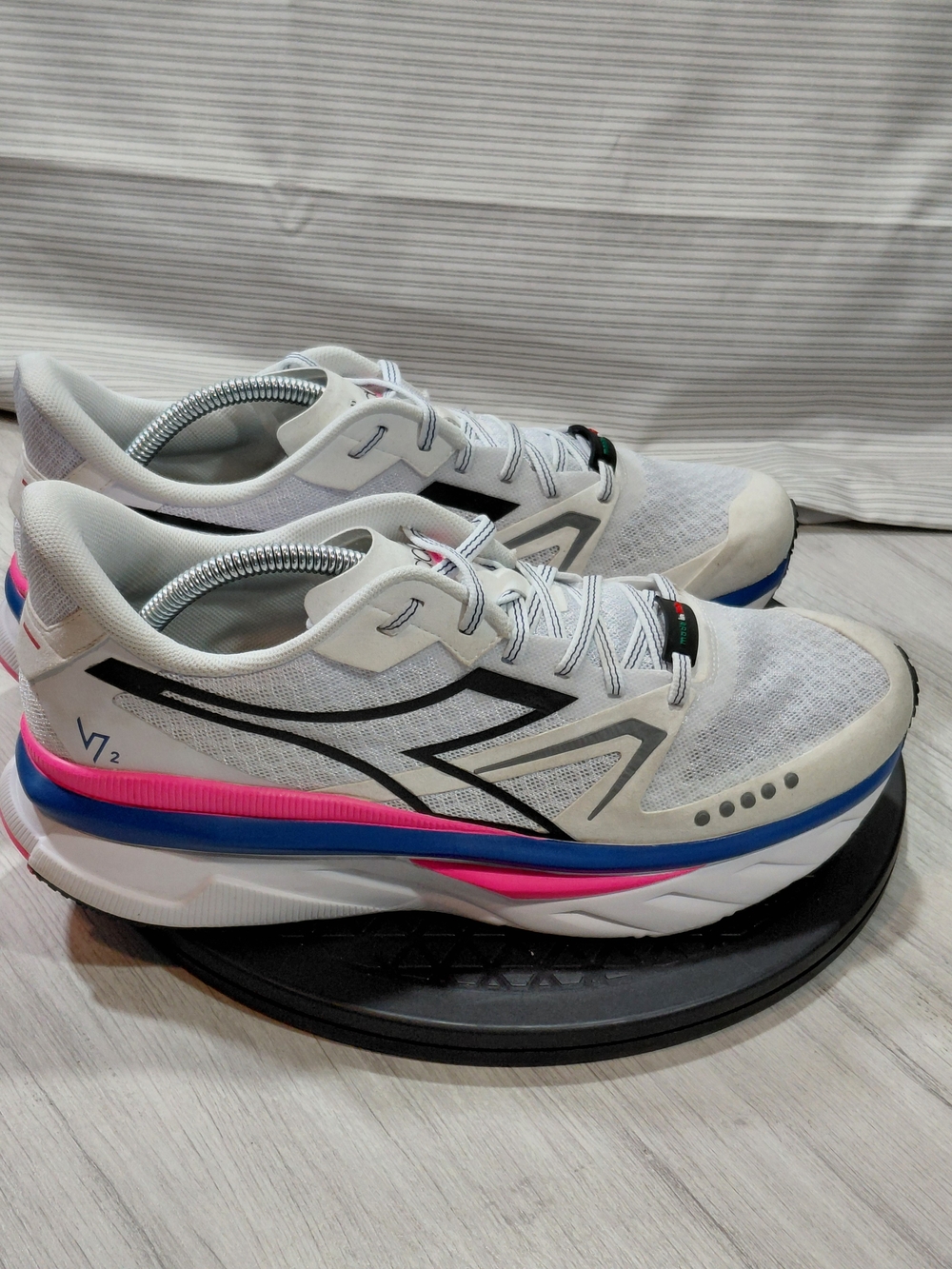 Diadora Mens V7000-2 Italian White Running Shoes with Pink & Blue Accents M10.5 - Picture 2 of 16